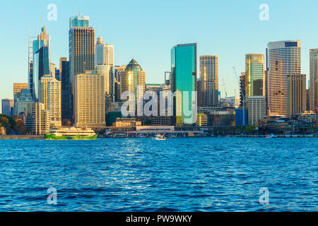 Die Stadt Sydney Skyline von Kirribilli im Hafen von Sydney in Sydney, Australien gesehen. Stockfoto