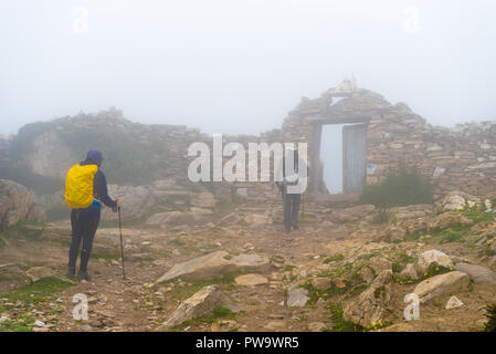 Annapurna Conservation Area, Nepal - Juli 21, 2018: Backpackers auf nebligen Trekking im Annapurna Conservation Area, Nepal Stockfoto