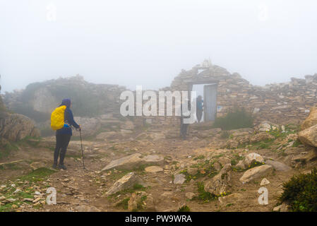 Annapurna Conservation Area, Nepal - Juli 21, 2018: Backpackers auf nebligen Trekking im Annapurna Conservation Area, Nepal Stockfoto