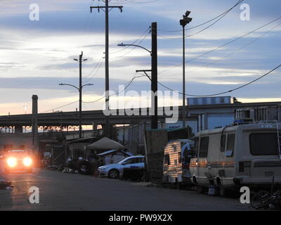 Eine obdachlose Morgendunst am 17 Straße in West Oakland. Stockfoto