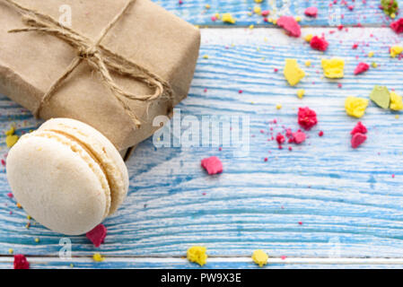 Süße macarons auf einem weißen Hintergrund. Trendy Kuchen. Stockfoto