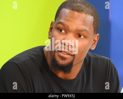 Golden State Warriors Spieler Kevin Durant am Lincoln Square Freizeitzentrum in Oakland, Kalifornien, am 18. Mai 2017. Durant, zwei - Zeit NBA Finals MVP für die Krieger, gespendeten vier neue Gerichte in der Mitte und der Park durch seine Kevin Durant Charity Foundation, die auch die Gerichte in Oklahoma City, Seattle, Texas, USA, China und Deutschland gespendet hat. Stockfoto