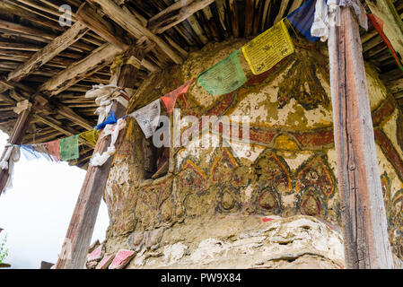 Nar Dorf, Annapurna Conservation Area, Nepal - Juli 22, 2018: die alten traditionellen Gompa buddhistischen Strukturen in Nar Dorf Stockfoto