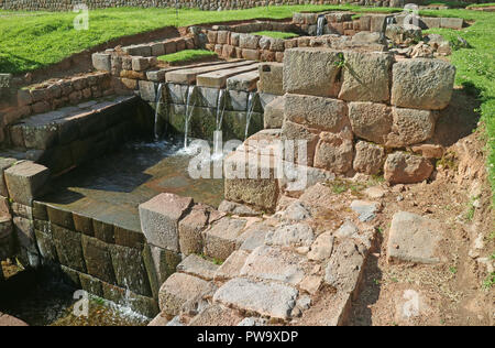 Erstaunlich bleibt der Inca Brunnen bei Tipon archäologische Stätte im Heiligen Tal, Cusco Region, Peru Stockfoto