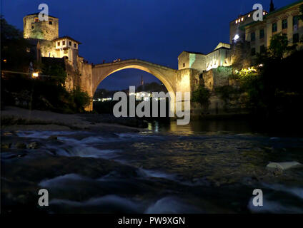Die alte Brücke über den Fluss Neretva in der Nacht, die historische Altstadt von Mostar, Bosnien und Herzegowina, Balkan, Europa Stockfoto