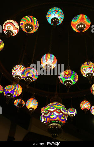 Vertikale Foto von arabischen Stil Mehrfarbige hängenden Mosaik Lampen in den dunklen Raum Stockfoto