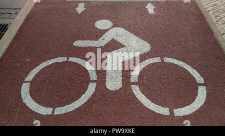 Weiß lackiert Fahrradsymbol Bürgersteig öffentlichen Fußgängerweg Stockfoto