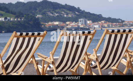 Schwarze und Weiße Funky Liegen offen auf dem Ocean Landschaft Nachmittag Entspannung Stockfoto