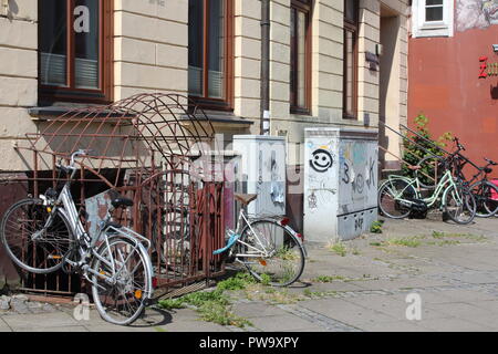 Verlassene Fahrräder geparkt auf der Rückseite eines alten Gebäudes in Hamburg, Deutschland Stockfoto