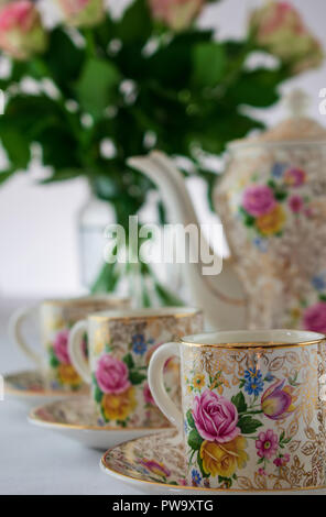 Jahrgang, antike, Crownford Burslem China demitasse Kaffeetassen mit rose Design Stockfoto