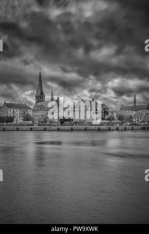 Die Stadt Helsingør in Dänemark aus über den Hafen. Stockfoto