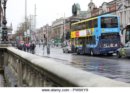 Menschen und Busse auf der O'Connell Bridge in Dublin, Irland, an einem regnerischen Tag im April Stockfoto