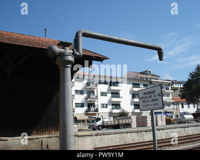 Alte Wasserpumpe für touristische Dampfeisenbahn bei Pinhao Bahnhof in Portugal, Europa Stockfoto