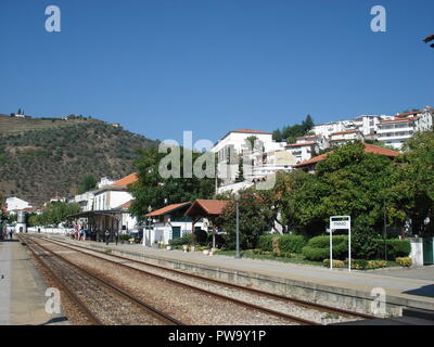 Pinhao Bahnhof in Portugal auf einem sonnigen Morgen. Die Menschen warten auf die Plattform für den nächsten Zug. Stockfoto