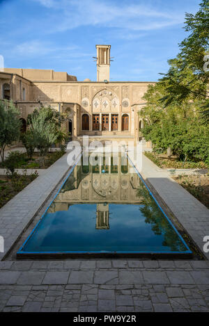 KASHAN, IRAN - Oktober 11, 2014: Alte traditionelle Historische persischen Adligen Borujerdi Haus Hinterhof anzeigen Stockfoto