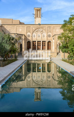 KASHAN, IRAN - Oktober 11, 2014: Alte traditionelle Historische persischen Adligen Borujerdi Haus Hinterhof anzeigen Stockfoto