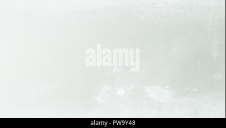 Weiß getünchten strukturierte Zusammenfassung Hintergrund mit Pinsel in Grau und Schwarz lackiert. Die weiß verputzten Wand Stockfoto