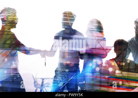 Silhouette der jungen Arbeitnehmer die Hände schütteln im Büro. Konzept der Teamarbeit und Partnerschaft. Double Exposure Stockfoto