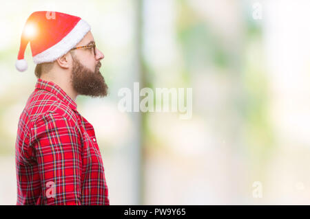 Jungen kaukasischen Mann mit Mütze über isolierte Hintergrund auf der Suche nach Side, entspannen Profil mit natürliches Gesicht mit selbstbewussten Lächeln darstellen. Stockfoto