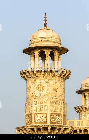 Itmad-ud-Daula (Baby Taj) bei Sonnenuntergang in Agra, Indien Stockfoto