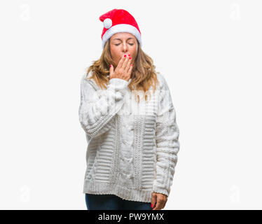 Mittleres Alter senior Hispanic Frau tragen Mütze über isolierte Hintergrund Gähnen müde über den Mund mit der Hand gebohrt. Rastlos und Schläfrigkeit. Stockfoto