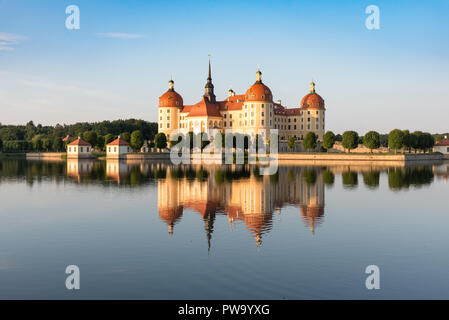 MORITZBURG, Deutschland - May 18, 2017: Schloss Moritzburg (bei Dresden) im Wasser gespiegelt Stockfoto
