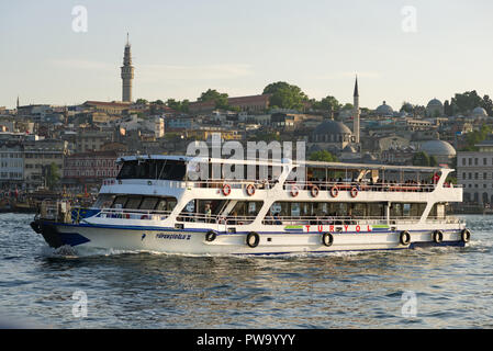 Eine Fähre mit Passagieren auf Segel auf den Bosporus und das Goldene Horn im Hintergrund, Istanbul, Türkei Stockfoto