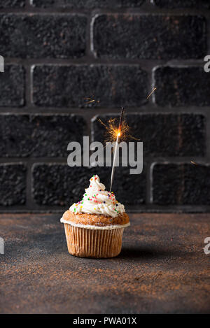 Geburtstag Kuchen mit Sahne und Sparkler Stockfoto