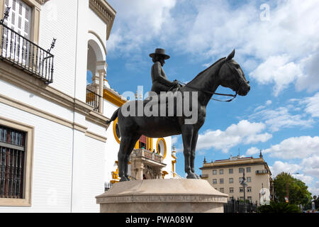 Außerhalb der Stierkampfarena von Sevilla ist diese Statue von Condesa De Barcelona sidesaddle auf einem Pferd. Sevilla, Andalusien, Spanien Stockfoto