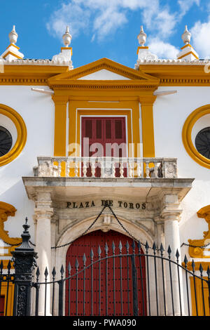 Der Eingang zum Plaza de Toros, der berühmten Stierkampfarena in Sevilla, Andalusien, Spanien Stockfoto