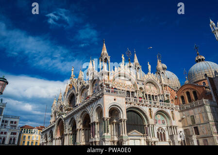 Touristen besuchen Sie die wunderschöne Basilika Saint Mark Stockfoto