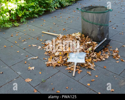 Fallende Blätter im Autom generiert eine Menge Arbeit, um es sauber Stockfoto