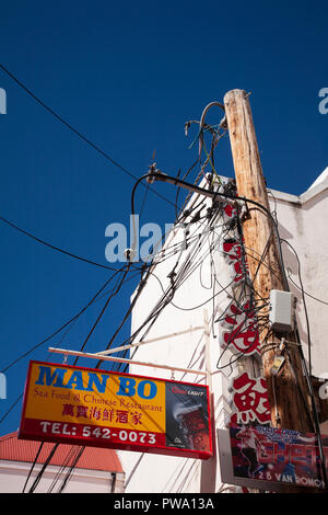 Verheddertes Kabel auf einem telegrafenmast auf Saint Martin in der Karibik Stockfoto