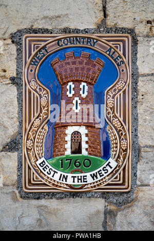 West Country Ales "Die Besten im Westen" Emblem auf einem cotswold stone wall in Minchinhampton, Gloucestershire. Stockfoto