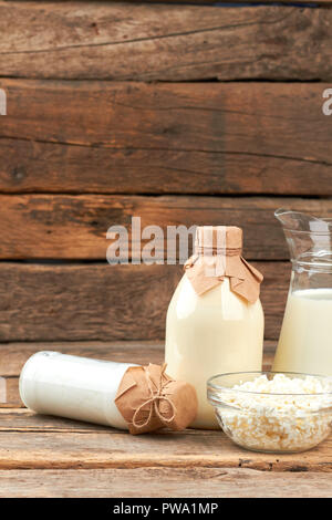 Eco Milcherzeugnisse auf Holz- Hintergrund. Gesunde Milch Zutaten wie frische Milch, saure Sahne und Quark. Traditionelle Milchprodukte Hintergrund. Stockfoto