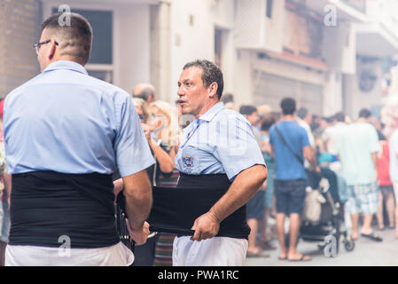 Männer, die sich gegenseitig helfen mit traditionellen Katalanen Kostüme während der Festa Major gekleidet zu erhalten. Sitges, 2018 Stockfoto