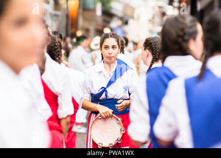 Mädchen vergnügen, während Sie an der Festa Major in Vilanova I La Geltru, Barcelona, Katalonien. August 2018 Stockfoto