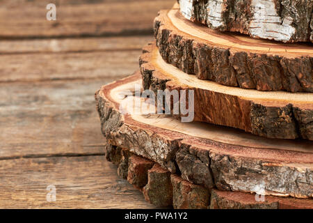 Holz- Scheiben mit Rinde. Stück natürlichen Baum. Großes Holz Scheiben ...