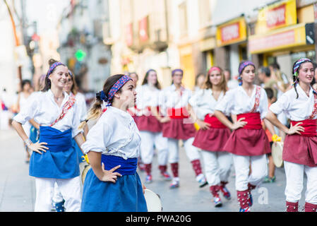 Mädchen vergnügen, während Sie an der Festa Major in Vilanova I La Geltru, Barcelona, Katalonien. August 2018 Stockfoto