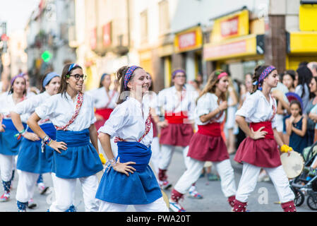 Mädchen vergnügen, während Sie an der Festa Major in Vilanova I La Geltru, Barcelona, Katalonien. August 2018 Stockfoto