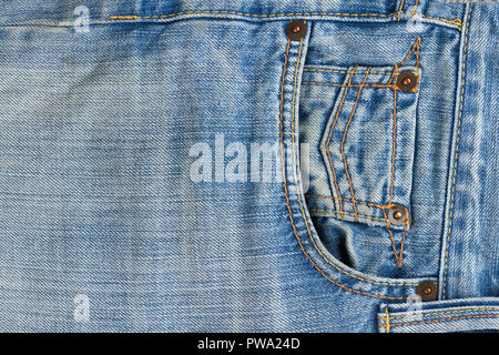 Nahaufnahme von Jeans Textur mit Nähten. Tasche der Marke Jeans. Teil der Blue Classic Jeans hautnah. Stockfoto