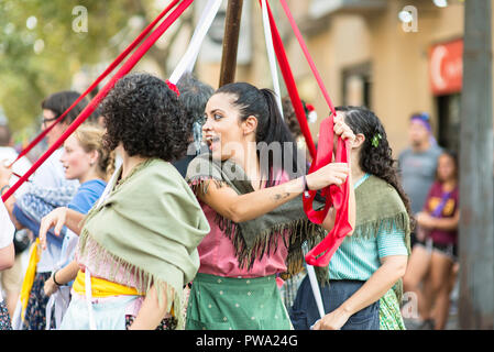 Mädchen vergnügen, während Sie an der Festa Major in Vilanova I La Geltru, Barcelona, Katalonien. August 2018 Stockfoto