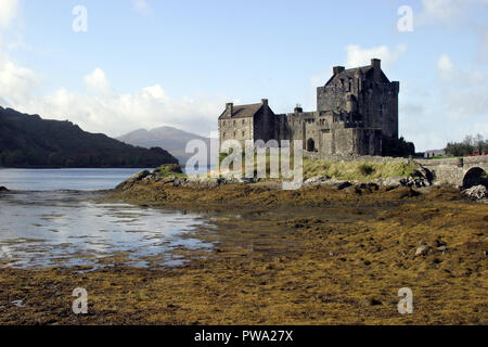 Eilean Donan Castle, die stammt aus dem 13. Jahrhundert, liegt auf einer kleinen Insel im Loch Duich in Schottland. Es ist eines der beliebtesten und am meisten fotografierten Burgen in Schottland, wenn nicht im Vereinigten Königreich. Es hat auch ein paar Auftritte in Spielfilme gemacht. Stockfoto