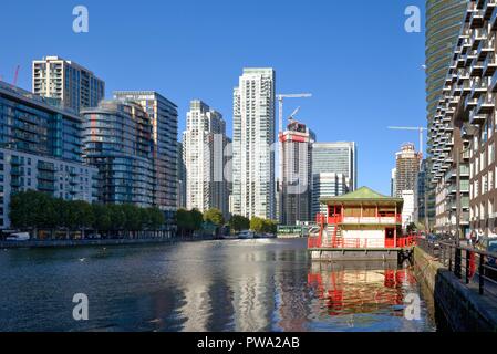 Innere Millwall Dock mit Wolkenkratzer im Bau Canary Wharf London Docklands England Großbritannien Stockfoto