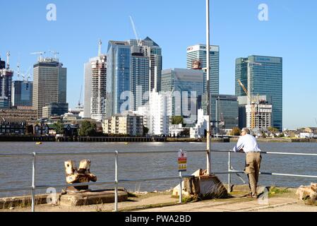 Die Canary Wharf aus über die Themse an der North Greenwich Docklands London England Großbritannien Stockfoto