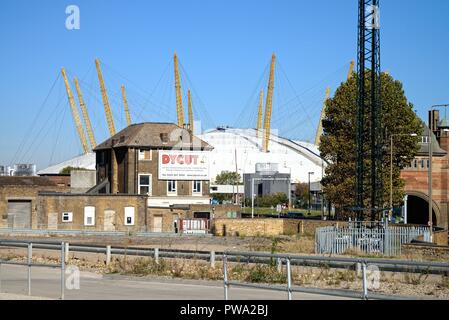 Die O2-Dome unter alten industriellen Landschaft an der North Greenwich London England Großbritannien Stockfoto