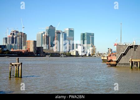 Die Canary Wharf aus über die Themse an der North Greenwich Docklands London England Großbritannien Stockfoto