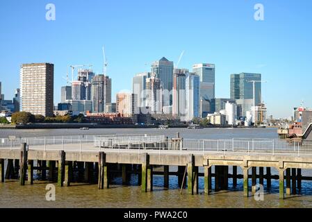 Die Canary Wharf aus über die Themse mit einem alten industriellen Jetty im Vordergrund, North Greenwich Docklands London England Großbritannien Stockfoto