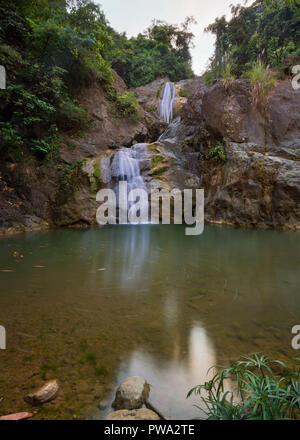 Budlaan Wasserfälle outdoor Aktivitäten Wandern entlang eines Flusses creek Wasserlauf vorbei Bambus Brücke, Serie von Bildern in Cebu Provinz Stockfoto