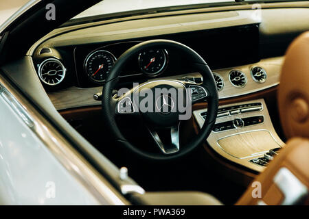 Berlin, 29. August 2018: Im Inneren des neuen Mercedes-Benz Pkw. Close-up Lenkrad und Armaturenbrett. Moderne deutsche Auto. Stockfoto